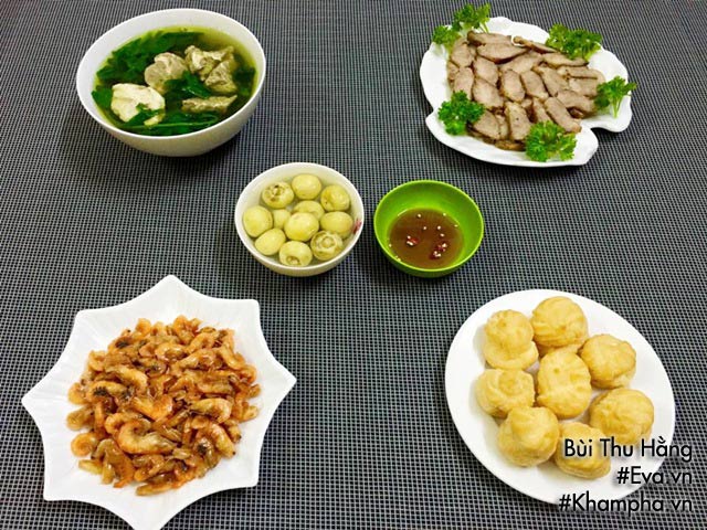 Bữa ăn chiều với tôm rang, canh cua thanh mát - 1