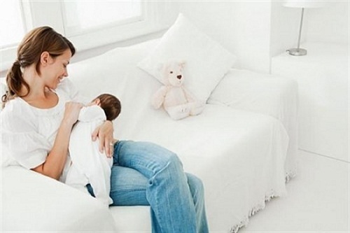 Những trải nghiệm đau đớn với mẹ lần đầu cho con bú - 1