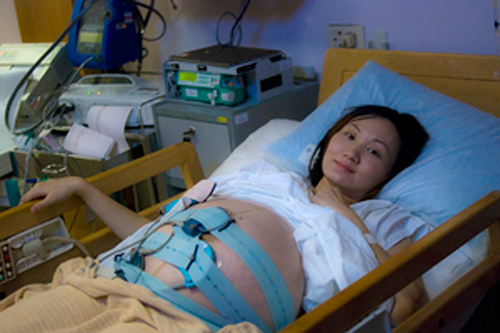 Mang 3 thai trong bụng, mẹ nằm liệt giường gần như cả 9 tháng - 3