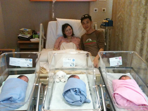 Mang 3 thai trong bụng, mẹ nằm liệt giường gần như cả 9 tháng - 1