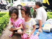 Làm mẹ - 2 bé gái hiếu thảo theo cha già đi bán vé số kiếm tiền chữa bệnh cho mẹ