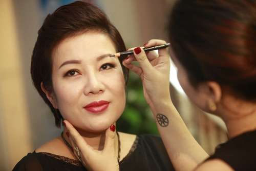 Tạo dáng lông mày với “phù thủyamp;#34; Lee Nguyễn chỉ 890.000đ - 3