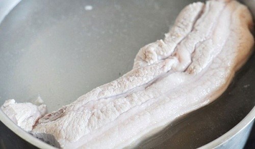 Muốn thịt heo luộc không hôi, luôn trắng và không bị khô, chị em hãy làm những điều này - 1