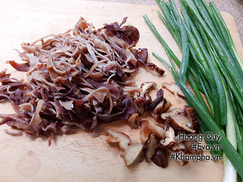Mộc nhĩ, nấm hương khô đang ngâm nở