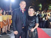 Làng sao - Vợ chồng Bình Minh tình tứ trên thảm đỏ khi dự sự kiện