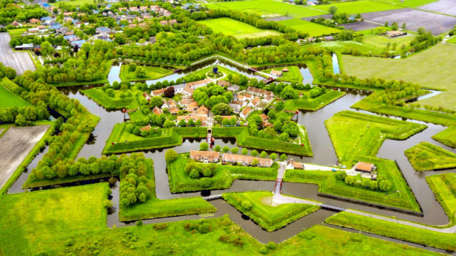 Pháo đài Bourtange, Hà Lan: Pháo đài có biệt danh “Ngôi sao” được xây dựng trong cuộc chiến tranh giành độc lập chống lại Tây Ban Nha. Sau khi cuộc chiến kết thúc, pháo đài bị bỏ hoang và ngày nay nó trở thành địa điểm du lịch hấp dẫn tại vùng Groningen, Hà Lan. Tại đây, bạn không chỉ có cơ hội ngắm phong cảnh đẹp mà còn thưởng thức những món ăn ngon.
