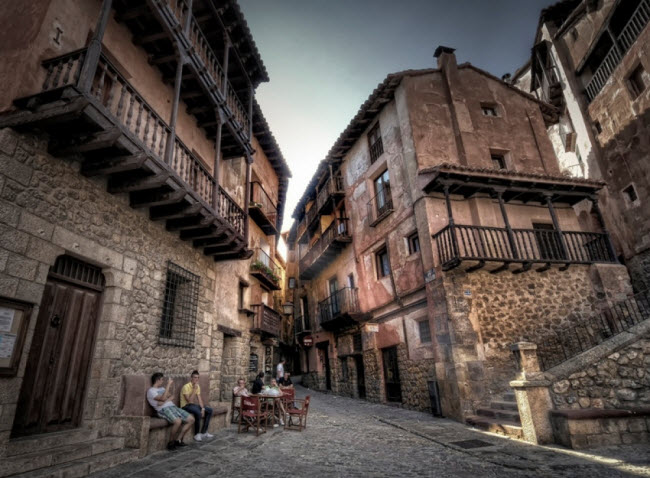 Albarracín, Tây Ban Nha: Albarracín thường được gọi là “thành phố màu hồng” do nơi đây là cộng đồng sinh sống của người Hồi giáo. Tại vùng ngoại ô của thành phố, du khách sẽ ngỡ ngàng với cảnh đồng cỏ rộng mênh mông và dòng sông nước xanh biếc. Bạn cũng có thể chiêm ngưỡng những công trình kiến trúc cổ từ thời La Mã.
