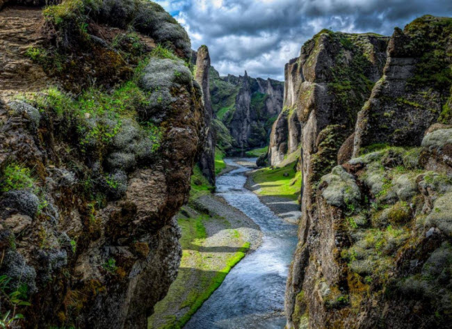 Hẻm núi Fjaðrárgljúfur, Iceland: Hẻm núi ở miền đông nam Iceland là một sản phẩm tạo hóa tuyệt vời của mẹ thiên nhiên.  Nó được hình thành qua quá trình xói mòn kéo dài hàng nghìn năm. Hẻm núi dài khoảng 2km và sâu 100m với dòng sông Fjaðrá chảy dọc theo nó.
