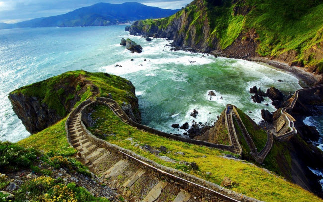 Gaztelugatxe, Tây Ban Nha. Đây là một hòn đảo nằm ngoài khơi bờ biển Biscay, Tây Ban Nha và kết nối với đất liền bằng một cây cầu nhân tạo gồm 237 bậc. Đảo có một nhà thờ nhỏ để tưởng nhớ nhà tiên tri Gioan Baotixita, người được cho là đã đặt chân lên hòn đảo vào thế kỷ thứ 10. Nơi đây nổi tiếng với phong cảnh đẹp và nước biển trong xanh.
