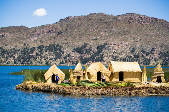 Hồ Titicaca, Peru/Bolivia: Đối với người dân địa phương, hồ Titicaca là địa điểm rất linh thiêng. Theo các nhà khoa học, hồ từng là biển cổ đại cách đây hàng triệu năm và thực tế một số loài sinh vật biển như tôm cua hay cá mập vẫn được tìm thấy ở đây. Khám phá hồ Titicaca, du khách có thể chiêm ngưỡng các hòn đảo nổi được làm từ cây sậy. Chúng là nơi sinh sống của bộ tộc da đỏ Uru.
