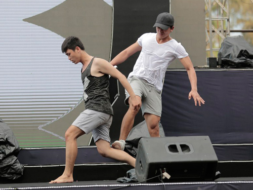 Hiếu Nguyễn đội mũ, Kim Tuyến đeo khẩu trang luyện tập giữa trời nắng như thiêu đốt - 1