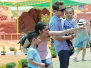 Làng sao - Vợ chồng Đăng Khôi đưa hai quý tử nhỏ đi nghỉ dưỡng dịp cuối tuần