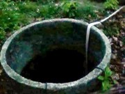 Tin tức - Đau lòng nửa đêm mẹ tâm thần ném con gái 8 tháng tuổi xuống giếng sâu