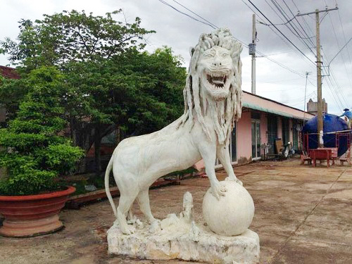 Sự thật ngỡ ngàng đằng sau bức tượng sư tử gỗ khổng lồ đang amp;#34;nổi như cồnamp;#34; trên MXH - 8