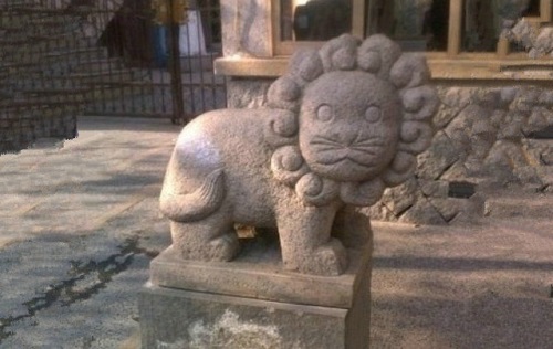 Sự thật ngỡ ngàng đằng sau bức tượng sư tử gỗ khổng lồ đang amp;#34;nổi như cồnamp;#34; trên MXH - 7