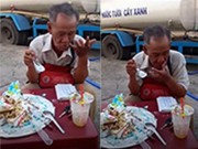 Clip Eva - Video: Xót xa ông cụ bán vé số ngồi ăn từng miếng bánh sinh nhật
