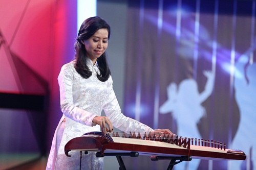 Người bí ẩn 2017: Lan Ngọc méo mặt sợ hãi vì màn đâm lò xo từ mũi ra miệng - 12