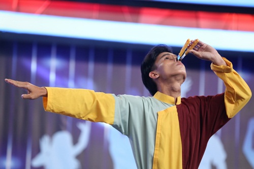 Người bí ẩn 2017: Lan Ngọc méo mặt sợ hãi vì màn đâm lò xo từ mũi ra miệng - 3