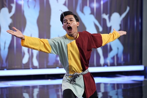 Người bí ẩn 2017: Lan Ngọc méo mặt sợ hãi vì màn đâm lò xo từ mũi ra miệng - 4