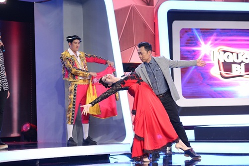 Người bí ẩn 2017: Lan Ngọc méo mặt sợ hãi vì màn đâm lò xo từ mũi ra miệng - 14