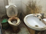 Nhà đẹp - Bức ảnh gây tranh cãi nhất: Đây là nhà vệ sinh "bỏ hoang" hay vẫn còn dùng?