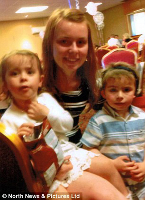 Quá nhỏ để hiểu mẹ qua đời, cậu bé bật hỏi bên quan tài amp;#39;Sao mẹ không nằm cạnh con?amp;#39; - 4