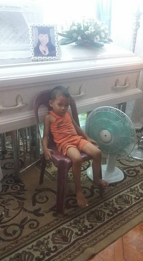 Quá nhỏ để hiểu mẹ qua đời, cậu bé bật hỏi bên quan tài amp;#39;Sao mẹ không nằm cạnh con?amp;#39; - 2