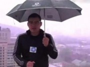 Clip Eva - Video: Đang đưa tin trực tiếp, nam MC thời thiết bị sét đánh trúng