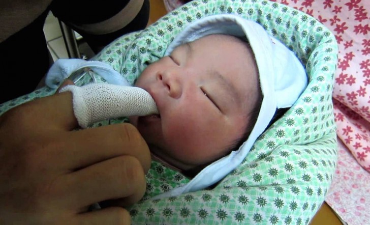 Cách vệ sinh tai, mắt, mũi cho trẻ sơ sinh chuẩn nhất - làm mẹ nhất định phải biết - 4