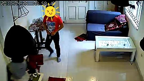 Cặp đôi chốt cửa quán cà phê thản nhiên làm amp;#34;chuyện ấyamp;#34; mặc cho nhân viên gõ cửa - 4