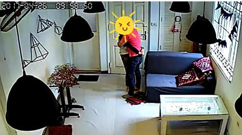 Cặp đôi chốt cửa quán cà phê thản nhiên làm amp;#34;chuyện ấyamp;#34; mặc cho nhân viên gõ cửa - 3