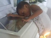 Tin tức - Quá nhỏ để hiểu mẹ qua đời, cậu bé bật hỏi bên quan tài 'Sao mẹ không nằm cạnh con?'