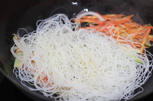 Miến xào tôm, trứng đơn giản mà ngon cho bữa sáng - 3