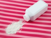 Làm đẹp - Dùng phấn rôm rửa mặt có thể giúp bạn dưỡng da trắng sáng và lớp nền bền chặt cả ngày