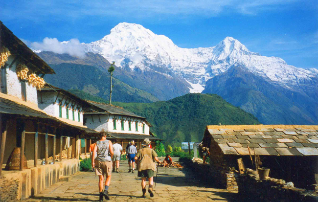 Nepal: Theo như khảo sát của Lonely Planet, ngân sách cho một ngày ở Nepal chỉ khoảng $5-$7 nếu như bạn ở nhà trọ và ăn đồ ăn bản địa. Ngay cả khi bạn tham gia một tour trek qua những khu vực đẹp của Nepal hoặc lên Everest Base Camp, chi phí cho một ngày cũng chỉ khoảng $8-$10.
