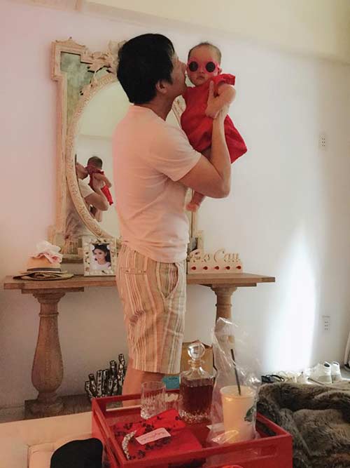 Vừa chiều vợ vừa khéo chăm con, chồng Phan Như Thảo xứng danh amp;#34;ông bố đảmamp;#34; - 6