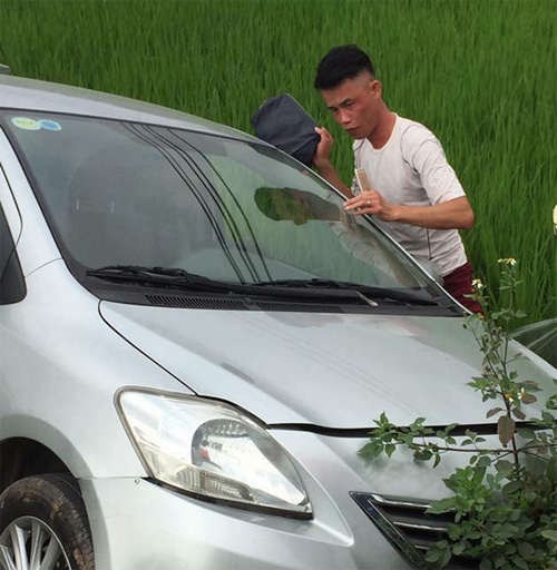 Hiệp Gà mất lái lao xế hộp xuống ruộng, loay hoay tìm cách lên bờ - 2