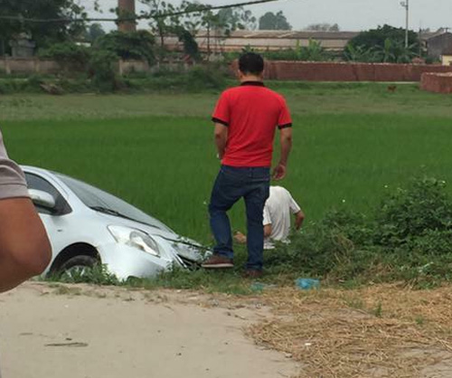 Hiệp Gà mất lái lao xế hộp xuống ruộng, loay hoay tìm cách lên bờ - 1