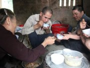 Tin tức - Bữa cơm có thịt đầu tiên của mẹ con muốn ăn một bữa no rồi cùng chết bằng thuốc độc