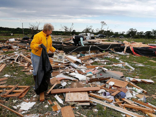 Hàng loạt nhà cửa đổ sụp vì lốc xoáy càn quét nước Mỹ, 13 người thiệt mạng - 1