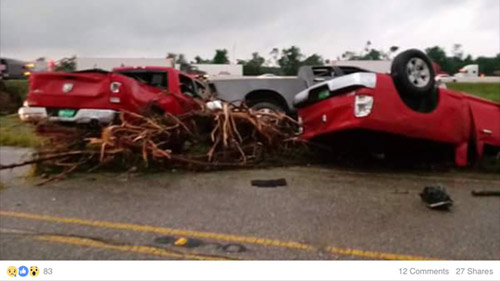 Hàng loạt nhà cửa đổ sụp vì lốc xoáy càn quét nước Mỹ, 13 người thiệt mạng - 2