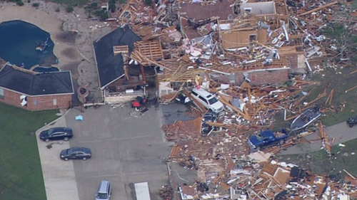 Hàng loạt nhà cửa đổ sụp vì lốc xoáy càn quét nước Mỹ, 13 người thiệt mạng - 4