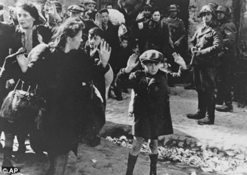 Người phụ nữ cứu 2.500 đứa trẻ bằng cách... đưa chúng vào túi đựng tử thi, quan tài - 2