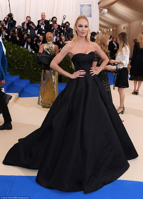 Kendall Jenner diện váy hở từ đầu đến chân gây xôn xao Met Gala - 11