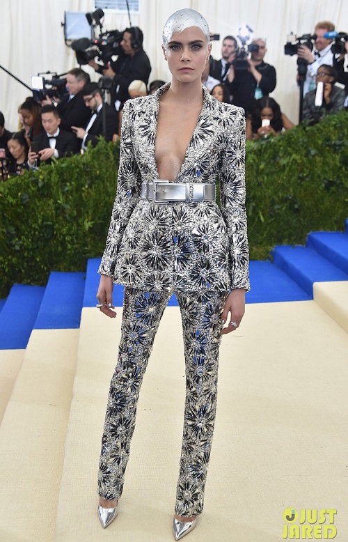 Kendall Jenner diện váy hở từ đầu đến chân gây xôn xao Met Gala - 14
