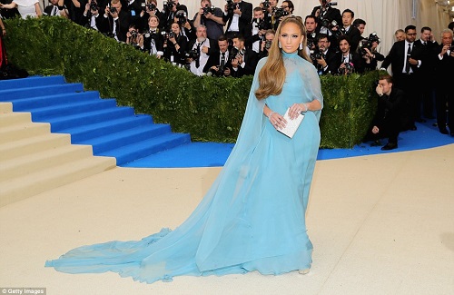 Kendall Jenner diện váy hở từ đầu đến chân gây xôn xao Met Gala - 6