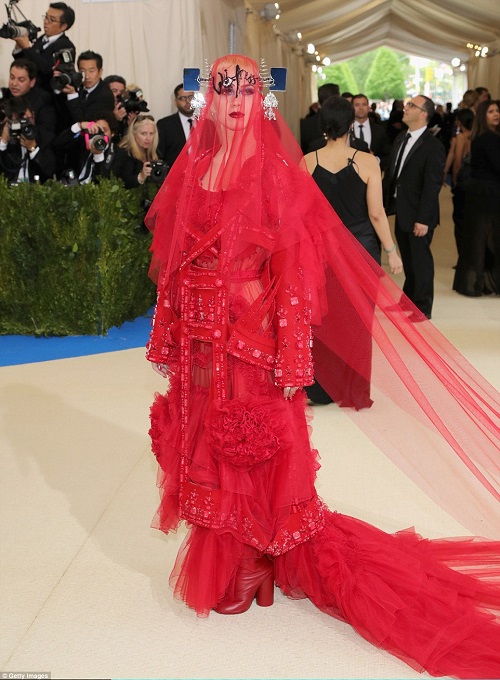 Kendall Jenner diện váy hở từ đầu đến chân gây xôn xao Met Gala - 10