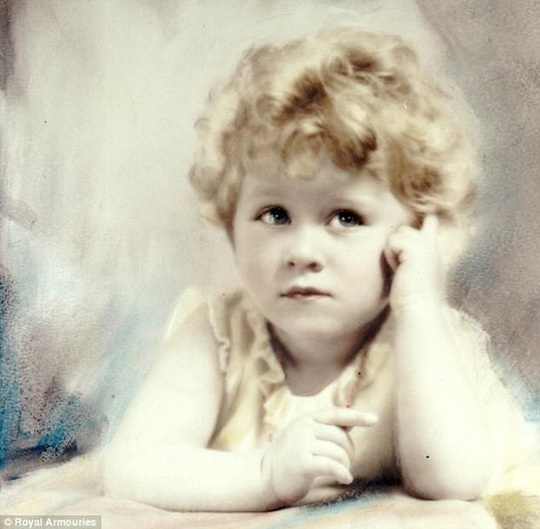 Hình ảnh mới nhất của tiểu công chúa Anh lộ rõ gen Hoàng gia - 2