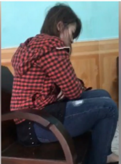 “Hot girl” nghi ngáo đá ngang nhiên vào nhà dân thắp hương cho các cụ rồi trộm đồ - 2