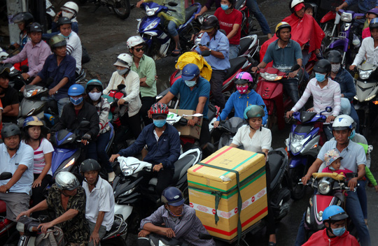 Trẻ nhỏ mệt mỏi cùng bố mẹ vượt mưa trở về thành phố sau kỳ nghỉ dài - 11